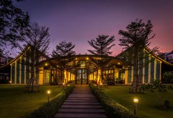 Bangsaen Heritage Hotel - SHA Plus Certified has Balcony rooms