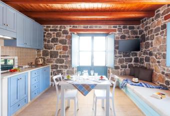 Pserimos Villas allows 18 year olds to book a room