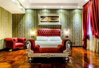 Hotel Silver Milano has rooms with a private hot tub