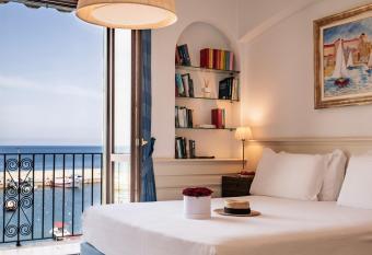 Residenza D epoca La Corallina allows 18 year olds to book a room