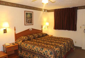 Deerfield Inn has rooms with a private hot tub