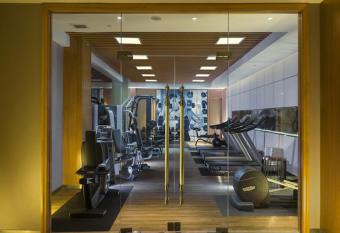 Kunshan Jinling Hotel has rooms with a private hot tub