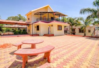 West Valley Villa has Smoking/Balcony rooms