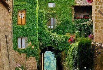 Gerani Rossi allows 18 year olds to book a room