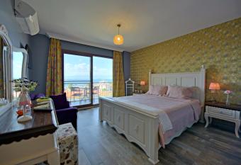 Nil  fer Butik Otel allows 18 year olds to book a room