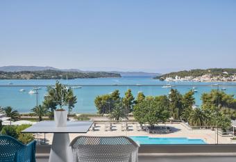 AKS Porto Heli Hotel has Balcony rooms