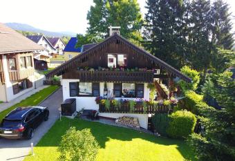 Ferienkomfortwohnung Walter has rooms with a private hot tub
