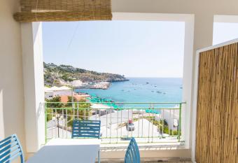 Luna Rossa has Balcony rooms