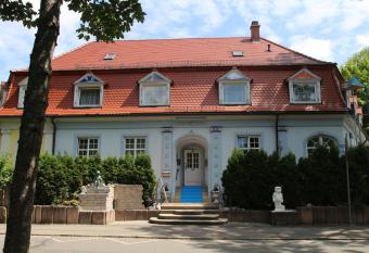 LebensART allows 18 year olds to book a room