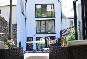 Pier39Portrush Adult Only allows 18 year olds to book a room