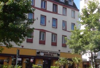 Hotel Lex allows 18 year olds to book a room