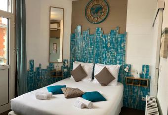 H  tel L Ostr  i allows 18 year olds to book a room