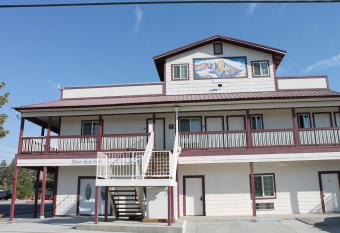 Whitney Portal Hotel And Hostel allows 18 year olds to book a room