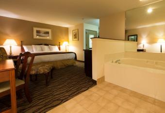 Country Hearth Inn~Toccoa has rooms with a private hot tub