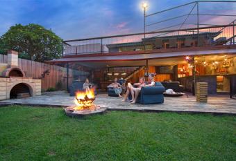 Gladstone Backpackers allows 18 year olds to book a room