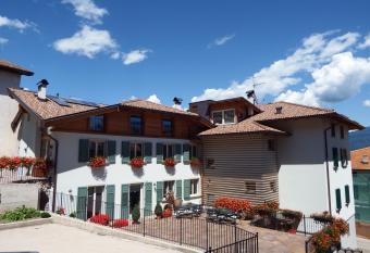 Agritur Primo Sole has Balcony rooms