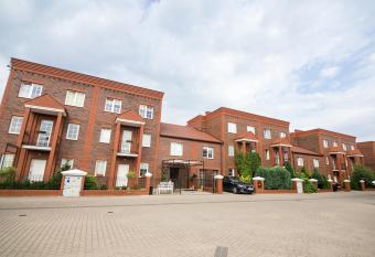 Villa Jeziorki 71 allows 18 year olds to book a room