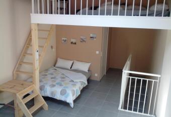Residence de la Paix allows 18 year olds to book a room