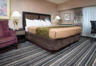 Crossroads Hotel and Huron Event Center has rooms with a private hot tub