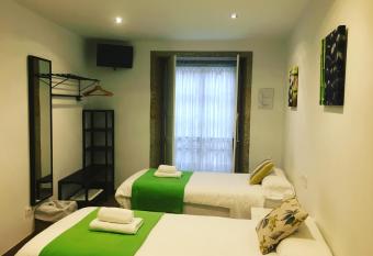 Pensi  n Residencia Fonseca allows 18 year olds to book a room