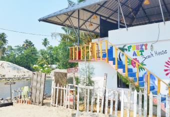 Funky Art Beach House has Balcony rooms