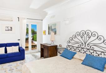 Il Giardino dell Arte has Balcony rooms