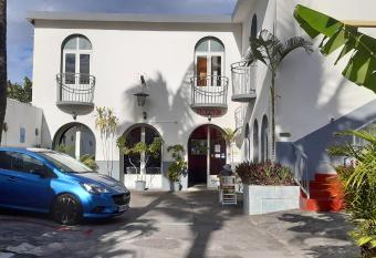 H  tel Le Nathania allows 18 year olds to book a room