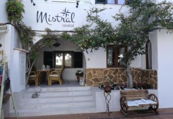 Boutique Hostal Mistral has Balcony rooms