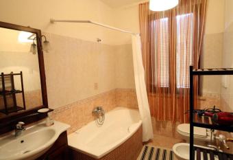 B&B Giuseppe has rooms with a private hot tub