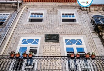 Casa Carolina allows 18 year olds to book a room