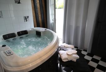 La Pomme d Amour has rooms with a private hot tub