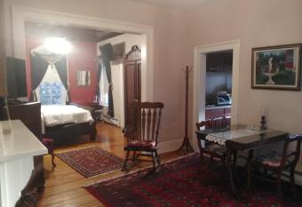 Stay Saratoga has rooms with a private hot tub