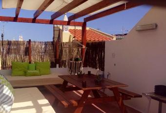 Casa Ver  o Azul has Smoking/Balcony rooms