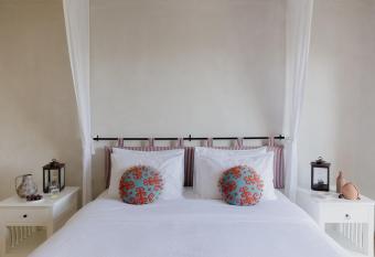 Village Heights Resort has rooms with a private hot tub