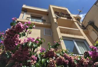 Regent Apartment has Smoking/Balcony rooms