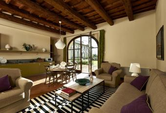 Villa Medicea di Lilliano has Balcony rooms