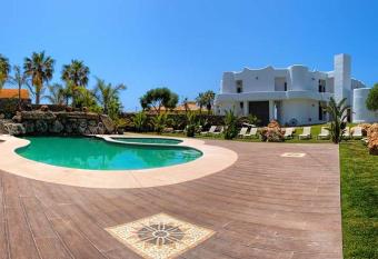 Apartamentos Turisticos Bahia De Trafalgar allows 18 year olds to book a room