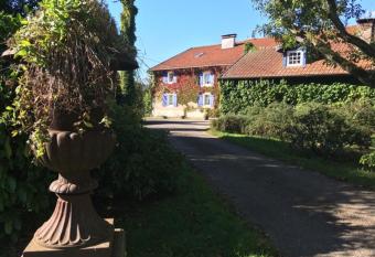 G  te et Roulotte dans les Vosges allows 18 year olds to book a room
