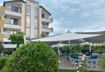 Hotel President has Balcony rooms