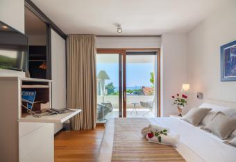 Alba Residence has rooms with a private hot tub