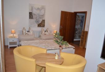 Ulrike s Pension am Kurpark allows 18 year olds to book a room