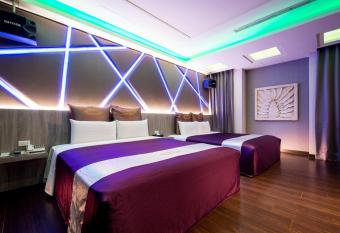 Belle Song Motel has rooms with a private hot tub