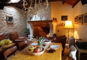 Casa Vecia has Balcony rooms