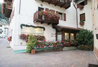 Albergo Garn   Cavento has Balcony rooms