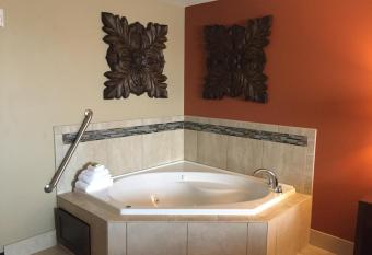 Grandstay Hotel & Suites Mount Horeb - Madison has rooms with a private hot tub
