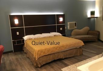 Lincoln Park Motel has rooms with a private hot tub