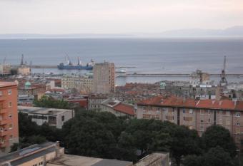 Apartment Arcadia has rooms with a private hot tub