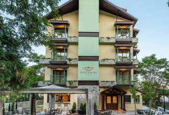 Petit Palais Platres Boutique Hotel allows 18 year olds to book a room