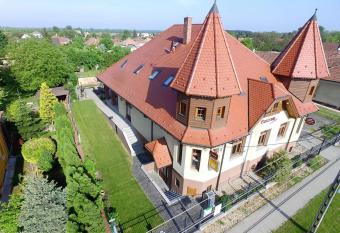 Castrum Vend  gh  z allows 18 year olds to book a room