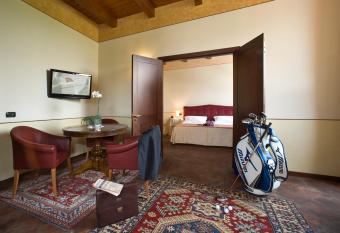Albergo dell Agenzia has rooms with a private hot tub